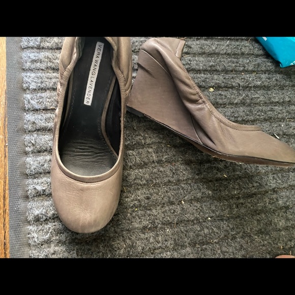 Vera Wang Lavendar Wedge heels - Picture 3 of 3